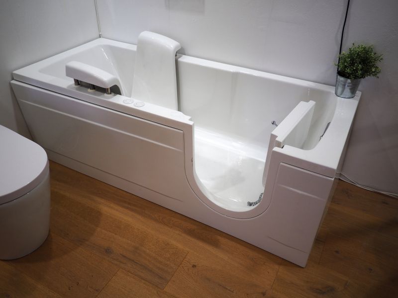 Traditional Alcove Tub